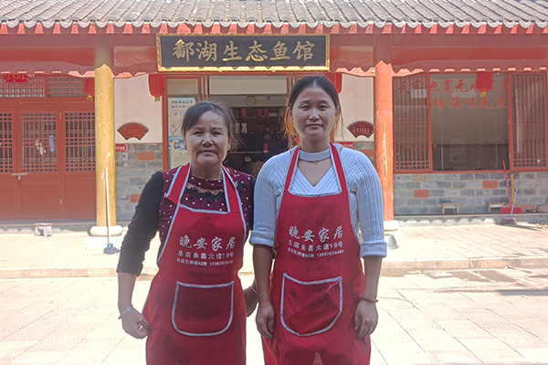 Poyang Lake restaurant owners